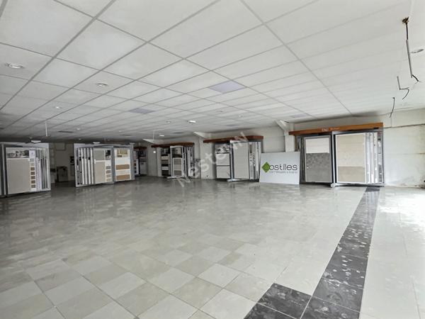 Cellule commerciale + dépôt :1920 m² .Proche Zone Leclerc Betting
