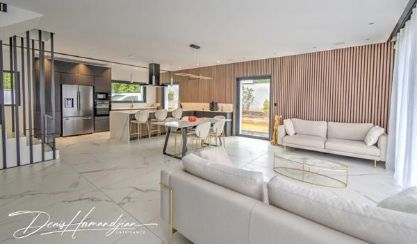 Maison contemporaine 138 m2 - GENAY (69) 4 Chambres - Piscine