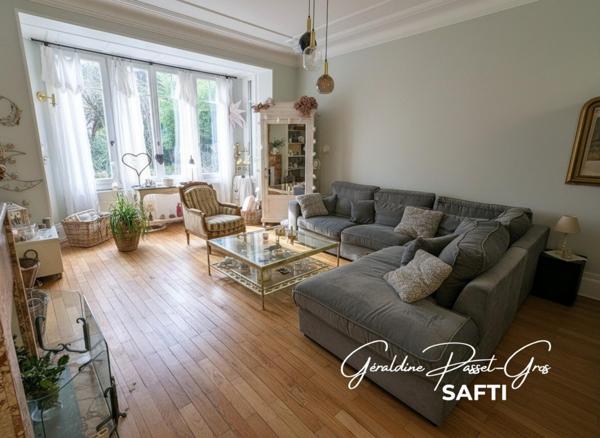 Maison bourgeoise rénovée avec dépendance et piscine, à deux pas du centre de Romans.