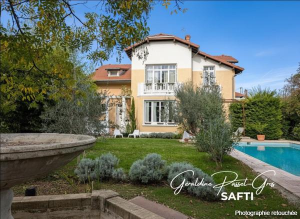 Maison bourgeoise rénovée avec dépendance et piscine, à deux pas du centre de Romans.