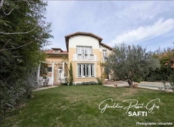 Maison bourgeoise rénovée avec dépendance et piscine, à deux pas du centre de Romans.