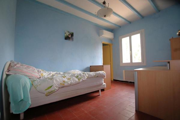 MAS Provençal de 310 M2 sur 16800 M2 (trois logements possibles)