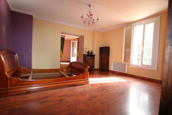 MAS Provençal de 310 M2 sur 16800 M2 (trois logements possibles)