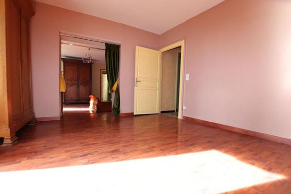 MAS Provençal de 310 M2 sur 16800 M2 (trois logements possibles)