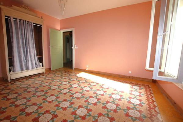 MAS Provençal de 310 M2 sur 16800 M2 (trois logements possibles)