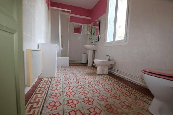 MAS Provençal de 310 M2 sur 16800 M2 (trois logements possibles)