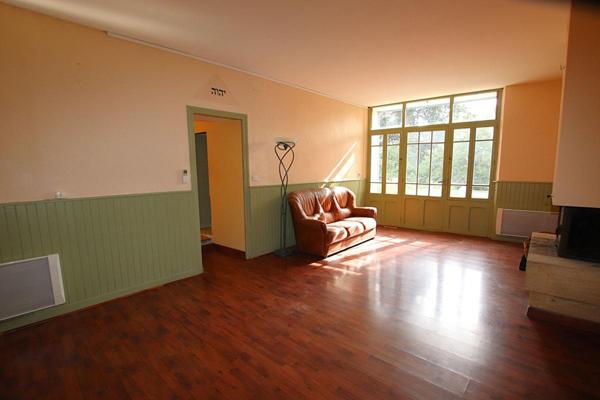 MAS Provençal de 310 M2 sur 16800 M2 (trois logements possibles)