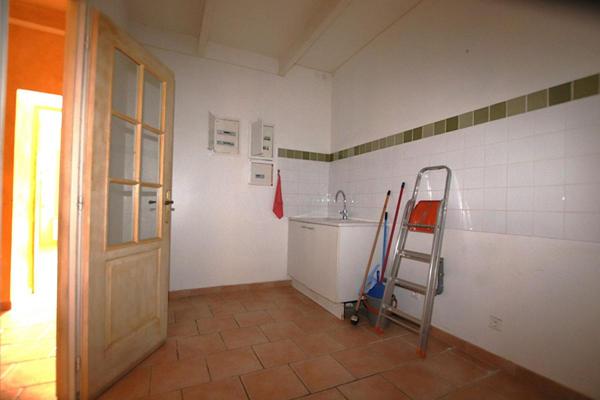 MAS Provençal de 310 M2 sur 16800 M2 (trois logements possibles)