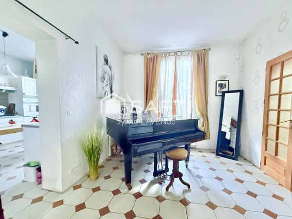 A Soissons, quartier prisé, maison de ville en pierre 6 P. avec 4 chambres, garage et sous-sol sur son terrain de 237 m2.