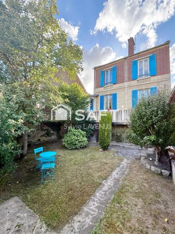 A Soissons, quartier prisé, maison de ville en pierre 6 P. avec 4 chambres, garage et sous-sol sur son terrain de 237 m2.