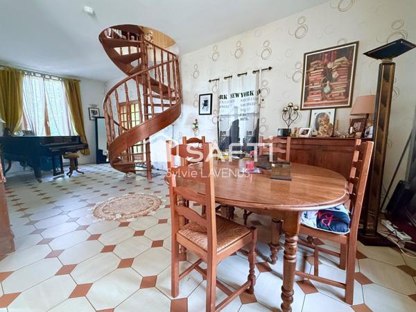 A Soissons, quartier prisé, maison de ville en pierre 6 P. avec 4 chambres, garage et sous-sol sur son terrain de 237 m2.