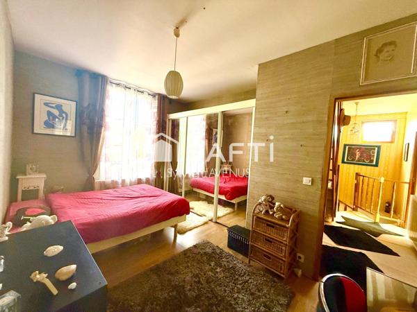 A Soissons, quartier prisé, maison de ville en pierre 6 P. avec 4 chambres, garage et sous-sol sur son terrain de 237 m2.