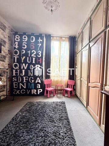 A Soissons, quartier prisé, maison de ville en pierre 6 P. avec 4 chambres, garage et sous-sol sur son terrain de 237 m2.