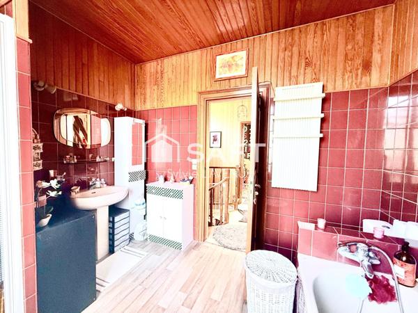 A Soissons, quartier prisé, maison de ville en pierre 6 P. avec 4 chambres, garage et sous-sol sur son terrain de 237 m2.