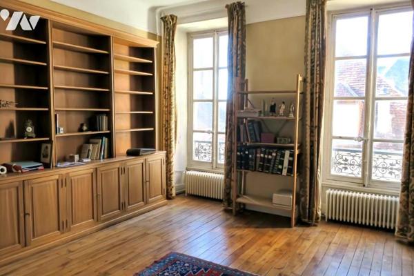 Maison T10 - Dépendances - Cave - Garage - Jardin. 461 m² cadastré.