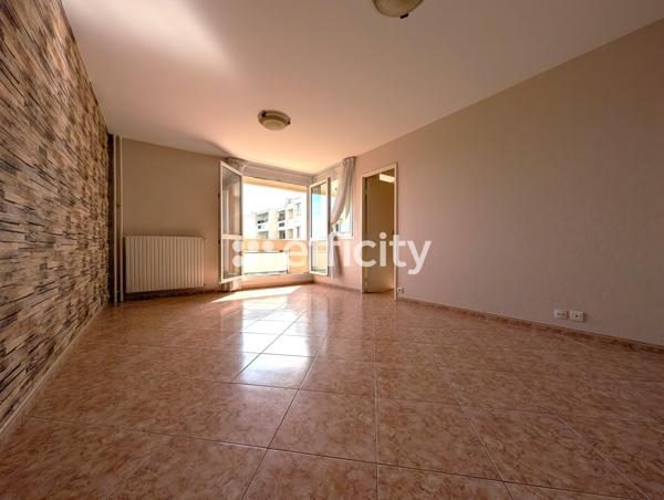 Appartement
         3 pièces
        - 75 m² 220 000 € *