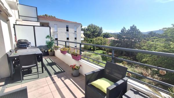 APPARTEMENT TYPE 4 PLEIN SUD + CAVE +PLACE DE PARKING INTERIEUR