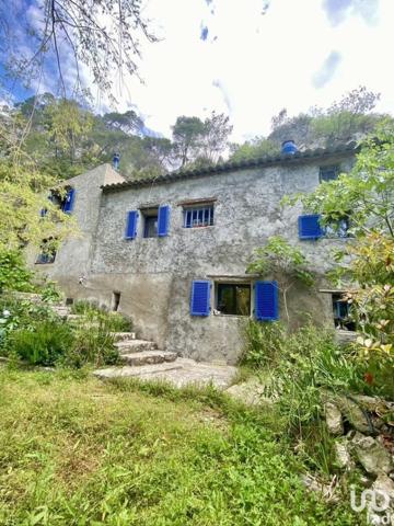 Maison 7 pièces de 165 m² à Gilette (06830)