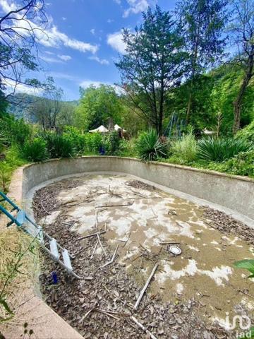 Maison 7 pièces de 165 m² à Gilette (06830)