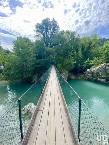 Maison 7 pièces de 165 m² à Gilette (06830)