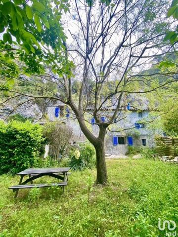 Maison 7 pièces de 165 m² à Gilette (06830)