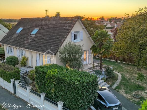 Située à Saint-Pathus, dans un environnement résidentiel calme et agréable, venez découvrir cette maison familiale offrant de beaux volumes et une configuration particulièrement fonctionnelle, idéale pour accueillir toute la famille.

Dès l’entrée, vous découvrirez un séjour chaleureux équipé d’un poêle à granulés hydro, parfait pour profiter d’une atmosphère conviviale en toute saison. La maison dispose également d’une cuisine aménagée et équipée.

Le rez-de-chaussée permet une véritable vie de plain-pied avec deux chambres, une salle de bains avec douche, rénovée en 2023, ainsi qu’un WC indépendant.

À l’étage, un agréable salon offre un espace supplémentaire pouvant facilement être aménagé en chambre, bureau, salle de jeux ou espace détente selon vos besoins. Il dessert deux chambres supplémentaires, une salle d’eau et un second WC.

À l’extérieur, le jardin invite à profiter pleinement des beaux jours. Une pergola permet de créer un véritable espace de détente et de repas en extérieur, complété par un four à pizza, idéal pour les moments conviviaux en famille ou entre amis.

La maison bénéficie également d’un sous-sol, apportant un espace supplémentaire appréciable pour le rangement et les besoins du quotidien.

Les équipements et atouts

• Jusqu’à 5 chambres possibles
• Vie de plain-pied possible
• Sous-sol
• Jardin
• Pergola
• Four à pizza extérieur
• Poêle à granulés hydro
• Chaudière gaz
• Fenêtres PVC double vitrage
• Volets roulants électriques
• Portail électrique
• Alarme
• Fibre optique
• Salle de bains rénovée en 2023

Un emplacement pratique pour toute la famille

La maison bénéficie de la proximité des écoles et des commerces de Saint-Pathus, notamment du groupe scolaire Antonio Vivaldi, de l’école Charles Perrault, du centre-ville et du centre commercial des Sources.

La commune est également desservie par plusieurs lignes de bus. Pour les déplacements en train, la gare du Plessis-Belleville se trouve à environ 5 km, tandis que la gare de Dammartin–Juilly–Saint-Mard est également facilement accessible.

Une maison qui réunit espace, confort, équipements et fonctionnalité, avec une configuration évolutive particulièrement adaptée à une famille.

Une visite s’impose pour découvrir tout son potentiel.