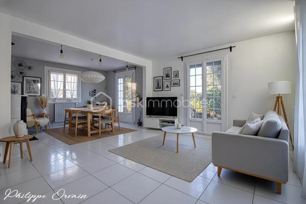 Située à Saint-Pathus, dans un environnement résidentiel calme et agréable, venez découvrir cette maison familiale offrant de beaux volumes et une configuration particulièrement fonctionnelle, idéale pour accueillir toute la famille.

Dès l’entrée, vous découvrirez un séjour chaleureux équipé d’un poêle à granulés hydro, parfait pour profiter d’une atmosphère conviviale en toute saison. La maison dispose également d’une cuisine aménagée et équipée.

Le rez-de-chaussée permet une véritable vie de plain-pied avec deux chambres, une salle de bains avec douche, rénovée en 2023, ainsi qu’un WC indépendant.

À l’étage, un agréable salon offre un espace supplémentaire pouvant facilement être aménagé en chambre, bureau, salle de jeux ou espace détente selon vos besoins. Il dessert deux chambres supplémentaires, une salle d’eau et un second WC.

À l’extérieur, le jardin invite à profiter pleinement des beaux jours. Une pergola permet de créer un véritable espace de détente et de repas en extérieur, complété par un four à pizza, idéal pour les moments conviviaux en famille ou entre amis.

La maison bénéficie également d’un sous-sol, apportant un espace supplémentaire appréciable pour le rangement et les besoins du quotidien.

Les équipements et atouts

• Jusqu’à 5 chambres possibles
• Vie de plain-pied possible
• Sous-sol
• Jardin
• Pergola
• Four à pizza extérieur
• Poêle à granulés hydro
• Chaudière gaz
• Fenêtres PVC double vitrage
• Volets roulants électriques
• Portail électrique
• Alarme
• Fibre optique
• Salle de bains rénovée en 2023

Un emplacement pratique pour toute la famille

La maison bénéficie de la proximité des écoles et des commerces de Saint-Pathus, notamment du groupe scolaire Antonio Vivaldi, de l’école Charles Perrault, du centre-ville et du centre commercial des Sources.

La commune est également desservie par plusieurs lignes de bus. Pour les déplacements en train, la gare du Plessis-Belleville se trouve à environ 5 km, tandis que la gare de Dammartin–Juilly–Saint-Mard est également facilement accessible.

Une maison qui réunit espace, confort, équipements et fonctionnalité, avec une configuration évolutive particulièrement adaptée à une famille.

Une visite s’impose pour découvrir tout son potentiel.