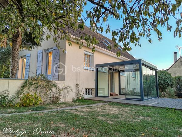 Située à Saint-Pathus, dans un environnement résidentiel calme et agréable, venez découvrir cette maison familiale offrant de beaux volumes et une configuration particulièrement fonctionnelle, idéale pour accueillir toute la famille.

Dès l’entrée, vous découvrirez un séjour chaleureux équipé d’un poêle à granulés hydro, parfait pour profiter d’une atmosphère conviviale en toute saison. La maison dispose également d’une cuisine aménagée et équipée.

Le rez-de-chaussée permet une véritable vie de plain-pied avec deux chambres, une salle de bains avec douche, rénovée en 2023, ainsi qu’un WC indépendant.

À l’étage, un agréable salon offre un espace supplémentaire pouvant facilement être aménagé en chambre, bureau, salle de jeux ou espace détente selon vos besoins. Il dessert deux chambres supplémentaires, une salle d’eau et un second WC.

À l’extérieur, le jardin invite à profiter pleinement des beaux jours. Une pergola permet de créer un véritable espace de détente et de repas en extérieur, complété par un four à pizza, idéal pour les moments conviviaux en famille ou entre amis.

La maison bénéficie également d’un sous-sol, apportant un espace supplémentaire appréciable pour le rangement et les besoins du quotidien.

Les équipements et atouts

• Jusqu’à 5 chambres possibles
• Vie de plain-pied possible
• Sous-sol
• Jardin
• Pergola
• Four à pizza extérieur
• Poêle à granulés hydro
• Chaudière gaz
• Fenêtres PVC double vitrage
• Volets roulants électriques
• Portail électrique
• Alarme
• Fibre optique
• Salle de bains rénovée en 2023

Un emplacement pratique pour toute la famille

La maison bénéficie de la proximité des écoles et des commerces de Saint-Pathus, notamment du groupe scolaire Antonio Vivaldi, de l’école Charles Perrault, du centre-ville et du centre commercial des Sources.

La commune est également desservie par plusieurs lignes de bus. Pour les déplacements en train, la gare du Plessis-Belleville se trouve à environ 5 km, tandis que la gare de Dammartin–Juilly–Saint-Mard est également facilement accessible.

Une maison qui réunit espace, confort, équipements et fonctionnalité, avec une configuration évolutive particulièrement adaptée à une famille.

Une visite s’impose pour découvrir tout son potentiel.