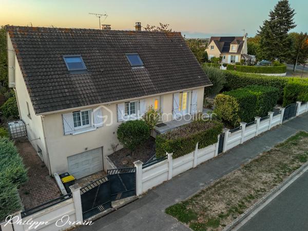 Située à Saint-Pathus, dans un environnement résidentiel calme et agréable, venez découvrir cette maison familiale offrant de beaux volumes et une configuration particulièrement fonctionnelle, idéale pour accueillir toute la famille.

Dès l’entrée, vous découvrirez un séjour chaleureux équipé d’un poêle à granulés hydro, parfait pour profiter d’une atmosphère conviviale en toute saison. La maison dispose également d’une cuisine aménagée et équipée.

Le rez-de-chaussée permet une véritable vie de plain-pied avec deux chambres, une salle de bains avec douche, rénovée en 2023, ainsi qu’un WC indépendant.

À l’étage, un agréable salon offre un espace supplémentaire pouvant facilement être aménagé en chambre, bureau, salle de jeux ou espace détente selon vos besoins. Il dessert deux chambres supplémentaires, une salle d’eau et un second WC.

À l’extérieur, le jardin invite à profiter pleinement des beaux jours. Une pergola permet de créer un véritable espace de détente et de repas en extérieur, complété par un four à pizza, idéal pour les moments conviviaux en famille ou entre amis.

La maison bénéficie également d’un sous-sol, apportant un espace supplémentaire appréciable pour le rangement et les besoins du quotidien.

Les équipements et atouts

• Jusqu’à 5 chambres possibles
• Vie de plain-pied possible
• Sous-sol
• Jardin
• Pergola
• Four à pizza extérieur
• Poêle à granulés hydro
• Chaudière gaz
• Fenêtres PVC double vitrage
• Volets roulants électriques
• Portail électrique
• Alarme
• Fibre optique
• Salle de bains rénovée en 2023

Un emplacement pratique pour toute la famille

La maison bénéficie de la proximité des écoles et des commerces de Saint-Pathus, notamment du groupe scolaire Antonio Vivaldi, de l’école Charles Perrault, du centre-ville et du centre commercial des Sources.

La commune est également desservie par plusieurs lignes de bus. Pour les déplacements en train, la gare du Plessis-Belleville se trouve à environ 5 km, tandis que la gare de Dammartin–Juilly–Saint-Mard est également facilement accessible.

Une maison qui réunit espace, confort, équipements et fonctionnalité, avec une configuration évolutive particulièrement adaptée à une famille.

Une visite s’impose pour découvrir tout son potentiel.