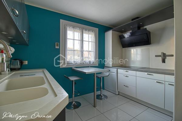 Située à Saint-Pathus, dans un environnement résidentiel calme et agréable, venez découvrir cette maison familiale offrant de beaux volumes et une configuration particulièrement fonctionnelle, idéale pour accueillir toute la famille.

Dès l’entrée, vous découvrirez un séjour chaleureux équipé d’un poêle à granulés hydro, parfait pour profiter d’une atmosphère conviviale en toute saison. La maison dispose également d’une cuisine aménagée et équipée.

Le rez-de-chaussée permet une véritable vie de plain-pied avec deux chambres, une salle de bains avec douche, rénovée en 2023, ainsi qu’un WC indépendant.

À l’étage, un agréable salon offre un espace supplémentaire pouvant facilement être aménagé en chambre, bureau, salle de jeux ou espace détente selon vos besoins. Il dessert deux chambres supplémentaires, une salle d’eau et un second WC.

À l’extérieur, le jardin invite à profiter pleinement des beaux jours. Une pergola permet de créer un véritable espace de détente et de repas en extérieur, complété par un four à pizza, idéal pour les moments conviviaux en famille ou entre amis.

La maison bénéficie également d’un sous-sol, apportant un espace supplémentaire appréciable pour le rangement et les besoins du quotidien.

Les équipements et atouts

• Jusqu’à 5 chambres possibles
• Vie de plain-pied possible
• Sous-sol
• Jardin
• Pergola
• Four à pizza extérieur
• Poêle à granulés hydro
• Chaudière gaz
• Fenêtres PVC double vitrage
• Volets roulants électriques
• Portail électrique
• Alarme
• Fibre optique
• Salle de bains rénovée en 2023

Un emplacement pratique pour toute la famille

La maison bénéficie de la proximité des écoles et des commerces de Saint-Pathus, notamment du groupe scolaire Antonio Vivaldi, de l’école Charles Perrault, du centre-ville et du centre commercial des Sources.

La commune est également desservie par plusieurs lignes de bus. Pour les déplacements en train, la gare du Plessis-Belleville se trouve à environ 5 km, tandis que la gare de Dammartin–Juilly–Saint-Mard est également facilement accessible.

Une maison qui réunit espace, confort, équipements et fonctionnalité, avec une configuration évolutive particulièrement adaptée à une famille.

Une visite s’impose pour découvrir tout son potentiel.