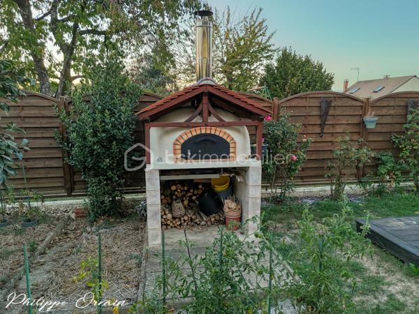 Située à Saint-Pathus, dans un environnement résidentiel calme et agréable, venez découvrir cette maison familiale offrant de beaux volumes et une configuration particulièrement fonctionnelle, idéale pour accueillir toute la famille.

Dès l’entrée, vous découvrirez un séjour chaleureux équipé d’un poêle à granulés hydro, parfait pour profiter d’une atmosphère conviviale en toute saison. La maison dispose également d’une cuisine aménagée et équipée.

Le rez-de-chaussée permet une véritable vie de plain-pied avec deux chambres, une salle de bains avec douche, rénovée en 2023, ainsi qu’un WC indépendant.

À l’étage, un agréable salon offre un espace supplémentaire pouvant facilement être aménagé en chambre, bureau, salle de jeux ou espace détente selon vos besoins. Il dessert deux chambres supplémentaires, une salle d’eau et un second WC.

À l’extérieur, le jardin invite à profiter pleinement des beaux jours. Une pergola permet de créer un véritable espace de détente et de repas en extérieur, complété par un four à pizza, idéal pour les moments conviviaux en famille ou entre amis.

La maison bénéficie également d’un sous-sol, apportant un espace supplémentaire appréciable pour le rangement et les besoins du quotidien.

Les équipements et atouts

• Jusqu’à 5 chambres possibles
• Vie de plain-pied possible
• Sous-sol
• Jardin
• Pergola
• Four à pizza extérieur
• Poêle à granulés hydro
• Chaudière gaz
• Fenêtres PVC double vitrage
• Volets roulants électriques
• Portail électrique
• Alarme
• Fibre optique
• Salle de bains rénovée en 2023

Un emplacement pratique pour toute la famille

La maison bénéficie de la proximité des écoles et des commerces de Saint-Pathus, notamment du groupe scolaire Antonio Vivaldi, de l’école Charles Perrault, du centre-ville et du centre commercial des Sources.

La commune est également desservie par plusieurs lignes de bus. Pour les déplacements en train, la gare du Plessis-Belleville se trouve à environ 5 km, tandis que la gare de Dammartin–Juilly–Saint-Mard est également facilement accessible.

Une maison qui réunit espace, confort, équipements et fonctionnalité, avec une configuration évolutive particulièrement adaptée à une famille.

Une visite s’impose pour découvrir tout son potentiel.