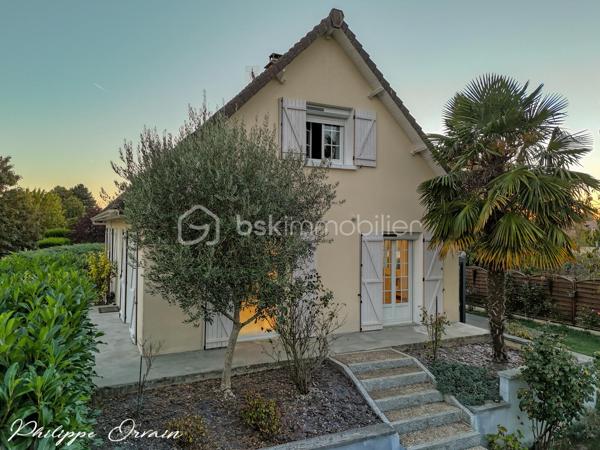 Située à Saint-Pathus, dans un environnement résidentiel calme et agréable, venez découvrir cette maison familiale offrant de beaux volumes et une configuration particulièrement fonctionnelle, idéale pour accueillir toute la famille.

Dès l’entrée, vous découvrirez un séjour chaleureux équipé d’un poêle à granulés hydro, parfait pour profiter d’une atmosphère conviviale en toute saison. La maison dispose également d’une cuisine aménagée et équipée.

Le rez-de-chaussée permet une véritable vie de plain-pied avec deux chambres, une salle de bains avec douche, rénovée en 2023, ainsi qu’un WC indépendant.

À l’étage, un agréable salon offre un espace supplémentaire pouvant facilement être aménagé en chambre, bureau, salle de jeux ou espace détente selon vos besoins. Il dessert deux chambres supplémentaires, une salle d’eau et un second WC.

À l’extérieur, le jardin invite à profiter pleinement des beaux jours. Une pergola permet de créer un véritable espace de détente et de repas en extérieur, complété par un four à pizza, idéal pour les moments conviviaux en famille ou entre amis.

La maison bénéficie également d’un sous-sol, apportant un espace supplémentaire appréciable pour le rangement et les besoins du quotidien.

Les équipements et atouts

• Jusqu’à 5 chambres possibles
• Vie de plain-pied possible
• Sous-sol
• Jardin
• Pergola
• Four à pizza extérieur
• Poêle à granulés hydro
• Chaudière gaz
• Fenêtres PVC double vitrage
• Volets roulants électriques
• Portail électrique
• Alarme
• Fibre optique
• Salle de bains rénovée en 2023

Un emplacement pratique pour toute la famille

La maison bénéficie de la proximité des écoles et des commerces de Saint-Pathus, notamment du groupe scolaire Antonio Vivaldi, de l’école Charles Perrault, du centre-ville et du centre commercial des Sources.

La commune est également desservie par plusieurs lignes de bus. Pour les déplacements en train, la gare du Plessis-Belleville se trouve à environ 5 km, tandis que la gare de Dammartin–Juilly–Saint-Mard est également facilement accessible.

Une maison qui réunit espace, confort, équipements et fonctionnalité, avec une configuration évolutive particulièrement adaptée à une famille.

Une visite s’impose pour découvrir tout son potentiel.