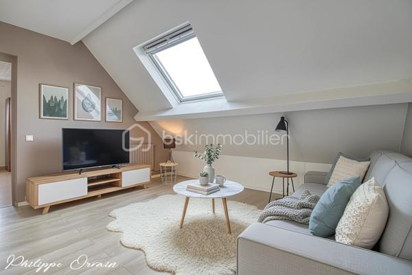 Située à Saint-Pathus, dans un environnement résidentiel calme et agréable, venez découvrir cette maison familiale offrant de beaux volumes et une configuration particulièrement fonctionnelle, idéale pour accueillir toute la famille.

Dès l’entrée, vous découvrirez un séjour chaleureux équipé d’un poêle à granulés hydro, parfait pour profiter d’une atmosphère conviviale en toute saison. La maison dispose également d’une cuisine aménagée et équipée.

Le rez-de-chaussée permet une véritable vie de plain-pied avec deux chambres, une salle de bains avec douche, rénovée en 2023, ainsi qu’un WC indépendant.

À l’étage, un agréable salon offre un espace supplémentaire pouvant facilement être aménagé en chambre, bureau, salle de jeux ou espace détente selon vos besoins. Il dessert deux chambres supplémentaires, une salle d’eau et un second WC.

À l’extérieur, le jardin invite à profiter pleinement des beaux jours. Une pergola permet de créer un véritable espace de détente et de repas en extérieur, complété par un four à pizza, idéal pour les moments conviviaux en famille ou entre amis.

La maison bénéficie également d’un sous-sol, apportant un espace supplémentaire appréciable pour le rangement et les besoins du quotidien.

Les équipements et atouts

• Jusqu’à 5 chambres possibles
• Vie de plain-pied possible
• Sous-sol
• Jardin
• Pergola
• Four à pizza extérieur
• Poêle à granulés hydro
• Chaudière gaz
• Fenêtres PVC double vitrage
• Volets roulants électriques
• Portail électrique
• Alarme
• Fibre optique
• Salle de bains rénovée en 2023

Un emplacement pratique pour toute la famille

La maison bénéficie de la proximité des écoles et des commerces de Saint-Pathus, notamment du groupe scolaire Antonio Vivaldi, de l’école Charles Perrault, du centre-ville et du centre commercial des Sources.

La commune est également desservie par plusieurs lignes de bus. Pour les déplacements en train, la gare du Plessis-Belleville se trouve à environ 5 km, tandis que la gare de Dammartin–Juilly–Saint-Mard est également facilement accessible.

Une maison qui réunit espace, confort, équipements et fonctionnalité, avec une configuration évolutive particulièrement adaptée à une famille.

Une visite s’impose pour découvrir tout son potentiel.