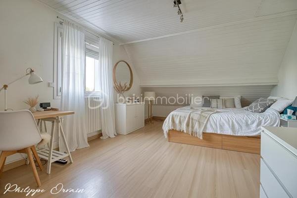Située à Saint-Pathus, dans un environnement résidentiel calme et agréable, venez découvrir cette maison familiale offrant de beaux volumes et une configuration particulièrement fonctionnelle, idéale pour accueillir toute la famille.

Dès l’entrée, vous découvrirez un séjour chaleureux équipé d’un poêle à granulés hydro, parfait pour profiter d’une atmosphère conviviale en toute saison. La maison dispose également d’une cuisine aménagée et équipée.

Le rez-de-chaussée permet une véritable vie de plain-pied avec deux chambres, une salle de bains avec douche, rénovée en 2023, ainsi qu’un WC indépendant.

À l’étage, un agréable salon offre un espace supplémentaire pouvant facilement être aménagé en chambre, bureau, salle de jeux ou espace détente selon vos besoins. Il dessert deux chambres supplémentaires, une salle d’eau et un second WC.

À l’extérieur, le jardin invite à profiter pleinement des beaux jours. Une pergola permet de créer un véritable espace de détente et de repas en extérieur, complété par un four à pizza, idéal pour les moments conviviaux en famille ou entre amis.

La maison bénéficie également d’un sous-sol, apportant un espace supplémentaire appréciable pour le rangement et les besoins du quotidien.

Les équipements et atouts

• Jusqu’à 5 chambres possibles
• Vie de plain-pied possible
• Sous-sol
• Jardin
• Pergola
• Four à pizza extérieur
• Poêle à granulés hydro
• Chaudière gaz
• Fenêtres PVC double vitrage
• Volets roulants électriques
• Portail électrique
• Alarme
• Fibre optique
• Salle de bains rénovée en 2023

Un emplacement pratique pour toute la famille

La maison bénéficie de la proximité des écoles et des commerces de Saint-Pathus, notamment du groupe scolaire Antonio Vivaldi, de l’école Charles Perrault, du centre-ville et du centre commercial des Sources.

La commune est également desservie par plusieurs lignes de bus. Pour les déplacements en train, la gare du Plessis-Belleville se trouve à environ 5 km, tandis que la gare de Dammartin–Juilly–Saint-Mard est également facilement accessible.

Une maison qui réunit espace, confort, équipements et fonctionnalité, avec une configuration évolutive particulièrement adaptée à une famille.

Une visite s’impose pour découvrir tout son potentiel.