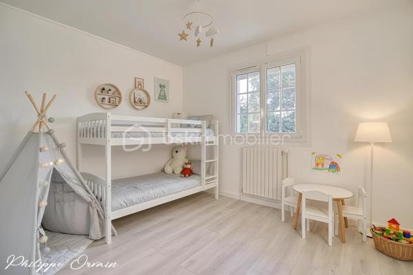 Située à Saint-Pathus, dans un environnement résidentiel calme et agréable, venez découvrir cette maison familiale offrant de beaux volumes et une configuration particulièrement fonctionnelle, idéale pour accueillir toute la famille.

Dès l’entrée, vous découvrirez un séjour chaleureux équipé d’un poêle à granulés hydro, parfait pour profiter d’une atmosphère conviviale en toute saison. La maison dispose également d’une cuisine aménagée et équipée.

Le rez-de-chaussée permet une véritable vie de plain-pied avec deux chambres, une salle de bains avec douche, rénovée en 2023, ainsi qu’un WC indépendant.

À l’étage, un agréable salon offre un espace supplémentaire pouvant facilement être aménagé en chambre, bureau, salle de jeux ou espace détente selon vos besoins. Il dessert deux chambres supplémentaires, une salle d’eau et un second WC.

À l’extérieur, le jardin invite à profiter pleinement des beaux jours. Une pergola permet de créer un véritable espace de détente et de repas en extérieur, complété par un four à pizza, idéal pour les moments conviviaux en famille ou entre amis.

La maison bénéficie également d’un sous-sol, apportant un espace supplémentaire appréciable pour le rangement et les besoins du quotidien.

Les équipements et atouts

• Jusqu’à 5 chambres possibles
• Vie de plain-pied possible
• Sous-sol
• Jardin
• Pergola
• Four à pizza extérieur
• Poêle à granulés hydro
• Chaudière gaz
• Fenêtres PVC double vitrage
• Volets roulants électriques
• Portail électrique
• Alarme
• Fibre optique
• Salle de bains rénovée en 2023

Un emplacement pratique pour toute la famille

La maison bénéficie de la proximité des écoles et des commerces de Saint-Pathus, notamment du groupe scolaire Antonio Vivaldi, de l’école Charles Perrault, du centre-ville et du centre commercial des Sources.

La commune est également desservie par plusieurs lignes de bus. Pour les déplacements en train, la gare du Plessis-Belleville se trouve à environ 5 km, tandis que la gare de Dammartin–Juilly–Saint-Mard est également facilement accessible.

Une maison qui réunit espace, confort, équipements et fonctionnalité, avec une configuration évolutive particulièrement adaptée à une famille.

Une visite s’impose pour découvrir tout son potentiel.