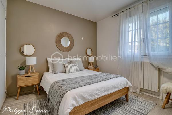 Située à Saint-Pathus, dans un environnement résidentiel calme et agréable, venez découvrir cette maison familiale offrant de beaux volumes et une configuration particulièrement fonctionnelle, idéale pour accueillir toute la famille.

Dès l’entrée, vous découvrirez un séjour chaleureux équipé d’un poêle à granulés hydro, parfait pour profiter d’une atmosphère conviviale en toute saison. La maison dispose également d’une cuisine aménagée et équipée.

Le rez-de-chaussée permet une véritable vie de plain-pied avec deux chambres, une salle de bains avec douche, rénovée en 2023, ainsi qu’un WC indépendant.

À l’étage, un agréable salon offre un espace supplémentaire pouvant facilement être aménagé en chambre, bureau, salle de jeux ou espace détente selon vos besoins. Il dessert deux chambres supplémentaires, une salle d’eau et un second WC.

À l’extérieur, le jardin invite à profiter pleinement des beaux jours. Une pergola permet de créer un véritable espace de détente et de repas en extérieur, complété par un four à pizza, idéal pour les moments conviviaux en famille ou entre amis.

La maison bénéficie également d’un sous-sol, apportant un espace supplémentaire appréciable pour le rangement et les besoins du quotidien.

Les équipements et atouts

• Jusqu’à 5 chambres possibles
• Vie de plain-pied possible
• Sous-sol
• Jardin
• Pergola
• Four à pizza extérieur
• Poêle à granulés hydro
• Chaudière gaz
• Fenêtres PVC double vitrage
• Volets roulants électriques
• Portail électrique
• Alarme
• Fibre optique
• Salle de bains rénovée en 2023

Un emplacement pratique pour toute la famille

La maison bénéficie de la proximité des écoles et des commerces de Saint-Pathus, notamment du groupe scolaire Antonio Vivaldi, de l’école Charles Perrault, du centre-ville et du centre commercial des Sources.

La commune est également desservie par plusieurs lignes de bus. Pour les déplacements en train, la gare du Plessis-Belleville se trouve à environ 5 km, tandis que la gare de Dammartin–Juilly–Saint-Mard est également facilement accessible.

Une maison qui réunit espace, confort, équipements et fonctionnalité, avec une configuration évolutive particulièrement adaptée à une famille.

Une visite s’impose pour découvrir tout son potentiel.