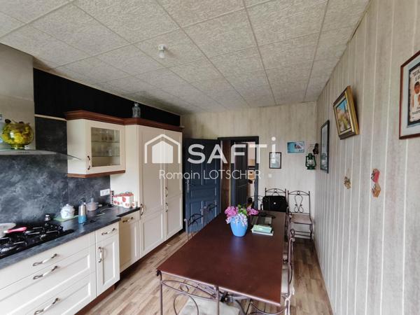 Appartement de 1948 composé de 3 chambres, salon, salle à manger, cuisine et d'un grand garage. Magnifique vue sur la Saône.