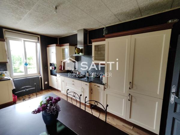 Appartement de 1948 composé de 3 chambres, salon, salle à manger, cuisine et d'un grand garage. Magnifique vue sur la Saône.