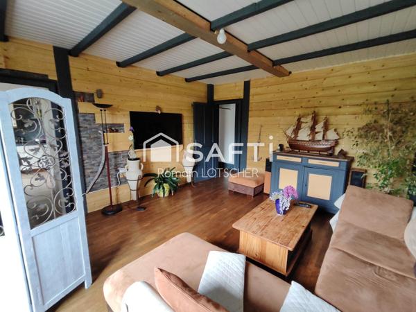 Appartement de 1948 composé de 3 chambres, salon, salle à manger, cuisine et d'un grand garage. Magnifique vue sur la Saône.