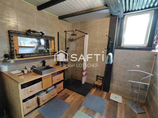 Appartement de 1948 composé de 3 chambres, salon, salle à manger, cuisine et d'un grand garage. Magnifique vue sur la Saône.