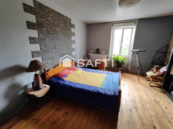 Appartement de 1948 composé de 3 chambres, salon, salle à manger, cuisine et d'un grand garage. Magnifique vue sur la Saône.