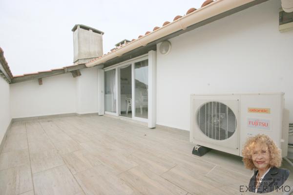 APPARTEMENT ATYPIQUE – DERNIER ÉTAGE – GRANDE TERRASSE TROPÉZIENNE