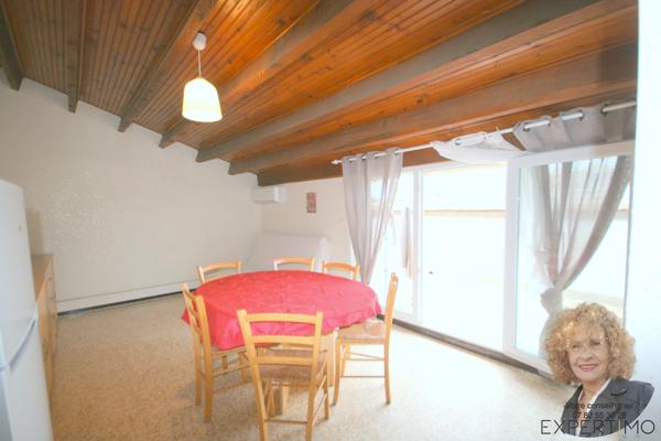 APPARTEMENT ATYPIQUE – DERNIER ÉTAGE – GRANDE TERRASSE TROPÉZIENNE