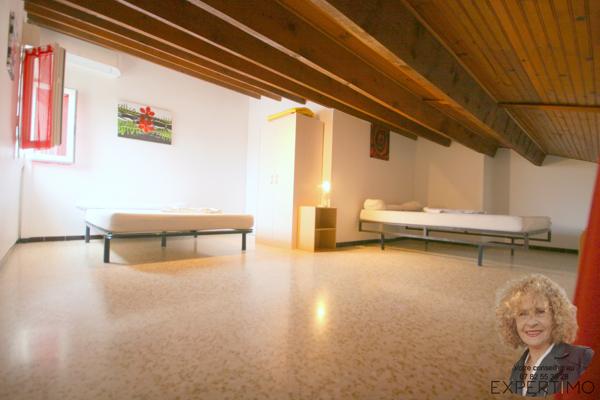 APPARTEMENT ATYPIQUE – DERNIER ÉTAGE – GRANDE TERRASSE TROPÉZIENNE