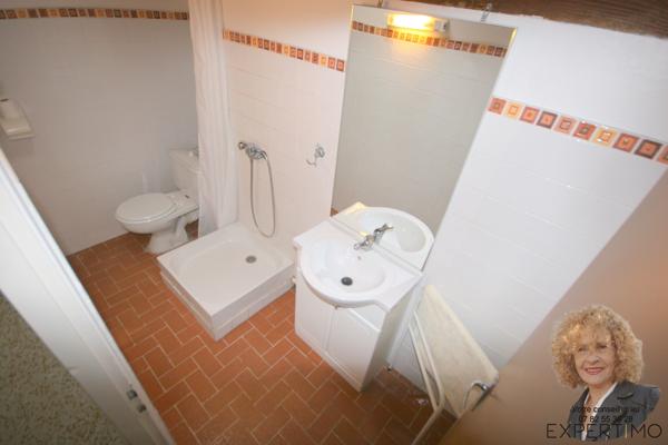 APPARTEMENT ATYPIQUE – DERNIER ÉTAGE – GRANDE TERRASSE TROPÉZIENNE
