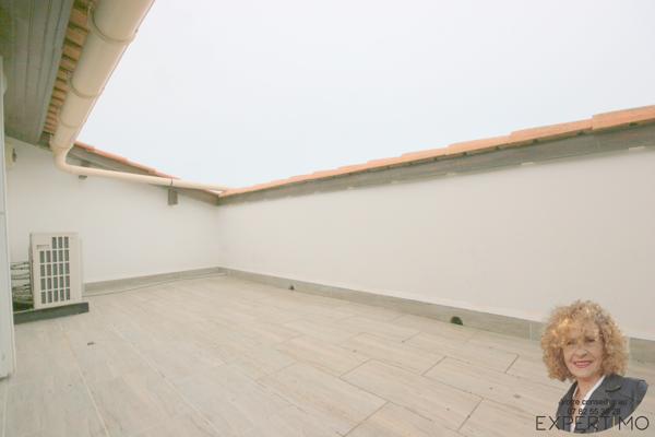 APPARTEMENT ATYPIQUE – DERNIER ÉTAGE – GRANDE TERRASSE TROPÉZIENNE