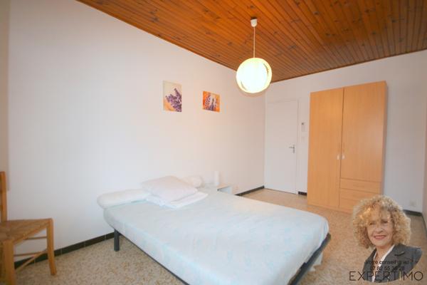 APPARTEMENT ATYPIQUE – DERNIER ÉTAGE – GRANDE TERRASSE TROPÉZIENNE