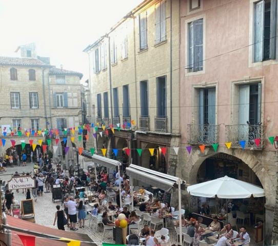 Fond de commerce. Restaurant, Bar, Glacier. (30) Sommiéres