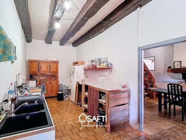 Corps de ferme de 7 pièces, 3 chambres et deux dépendances attenantes