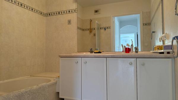 Lumineux appartement 3 pièces de standing à vendre SAINT RAPHAEL (83)